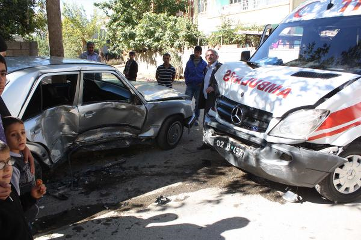 Adıyaman\'da Ambulans,otomobile Çarptı: 1 Yaralı