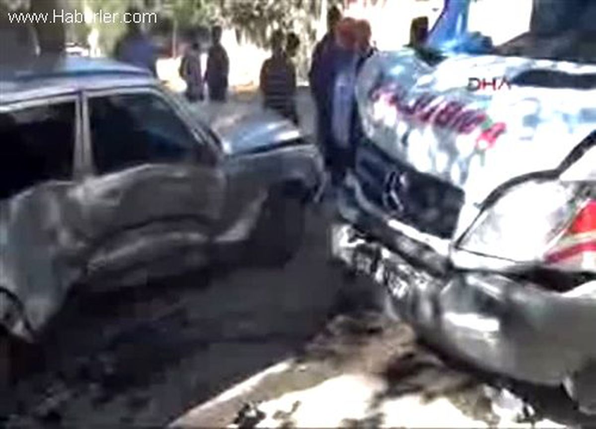 Adıyaman\'da Ambulans, Otomobile Çarptı: 1 Yaralı