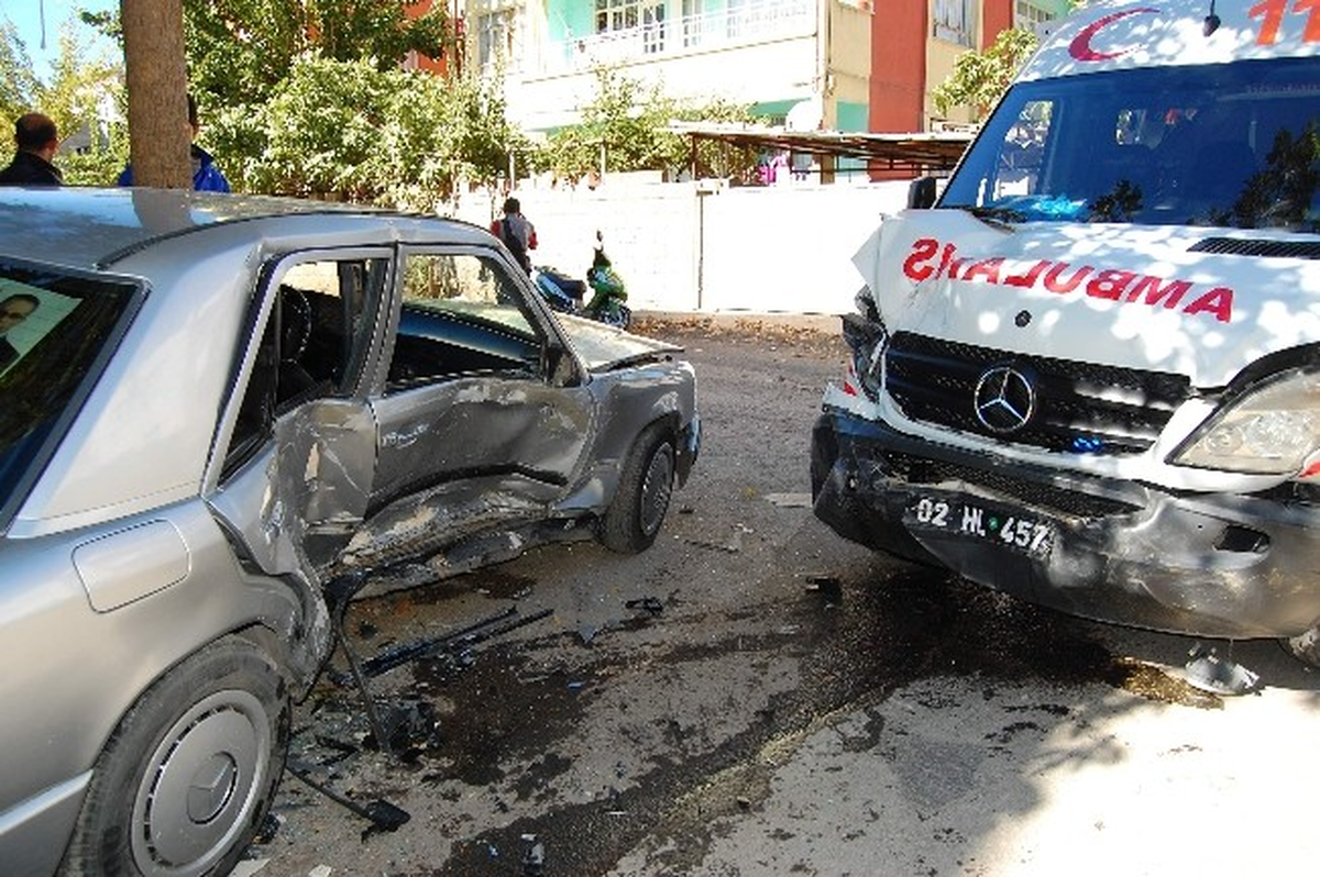 Ambulansla Otomobil Çarpıştı: 2 Yaralı
