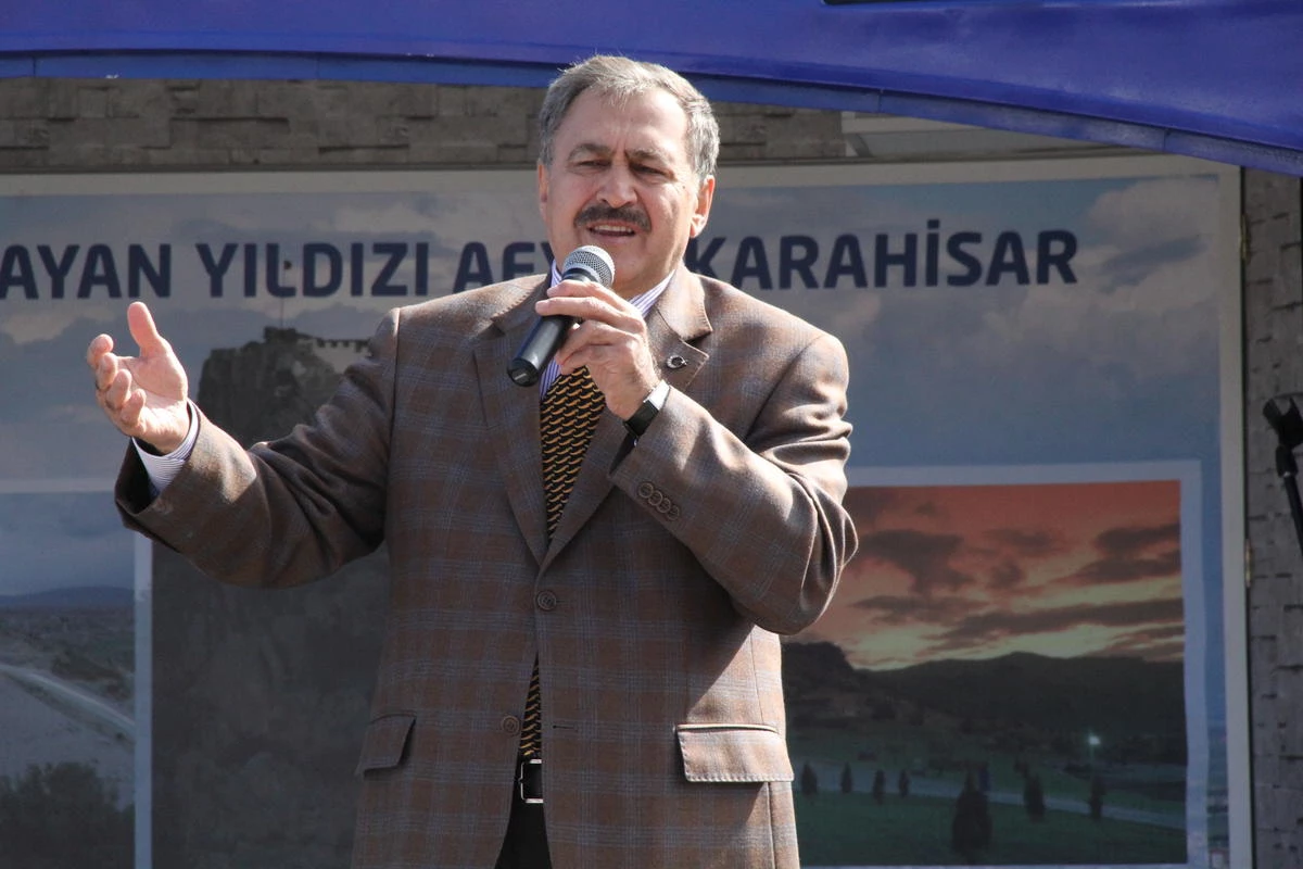 Bakan Eroğlu, AK Parti Bayraklarını Söktürdü