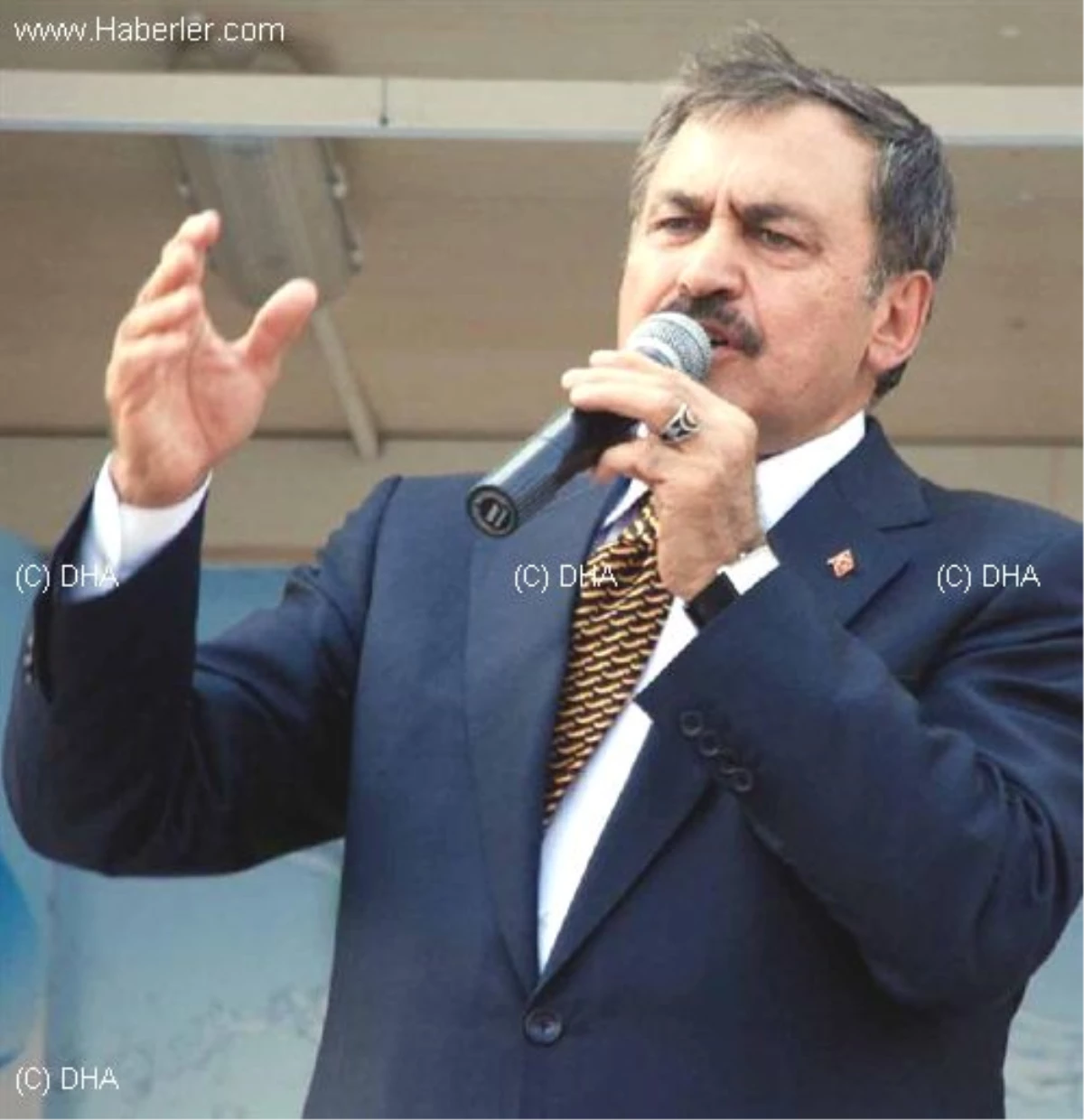 Bakan Eroğlu AK Parti Flamalarını Kaldırttı