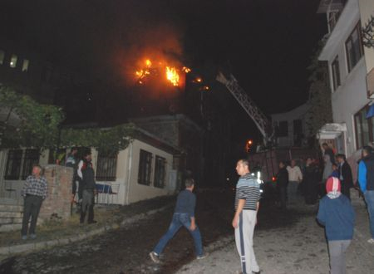 Balıkesir\'de Tarihi Köşk Yandı
