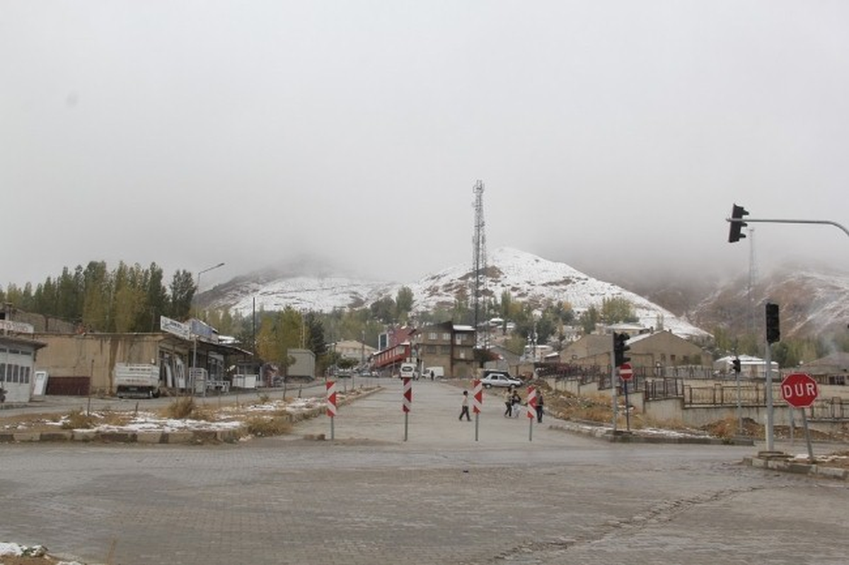 Başkale de Yılın İlk Karı Yağdı