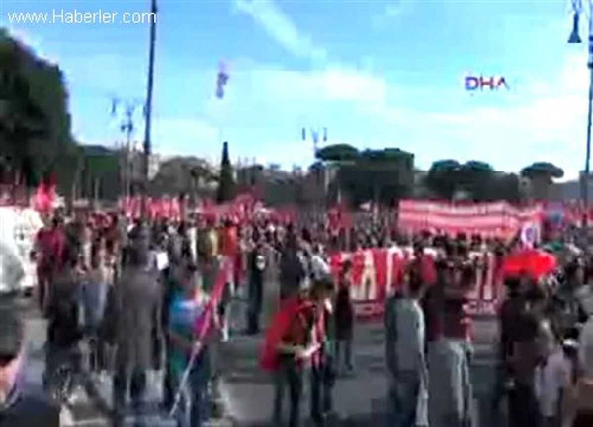 Binlerce Kişi Roma\'da Sokaklara Döküldü
