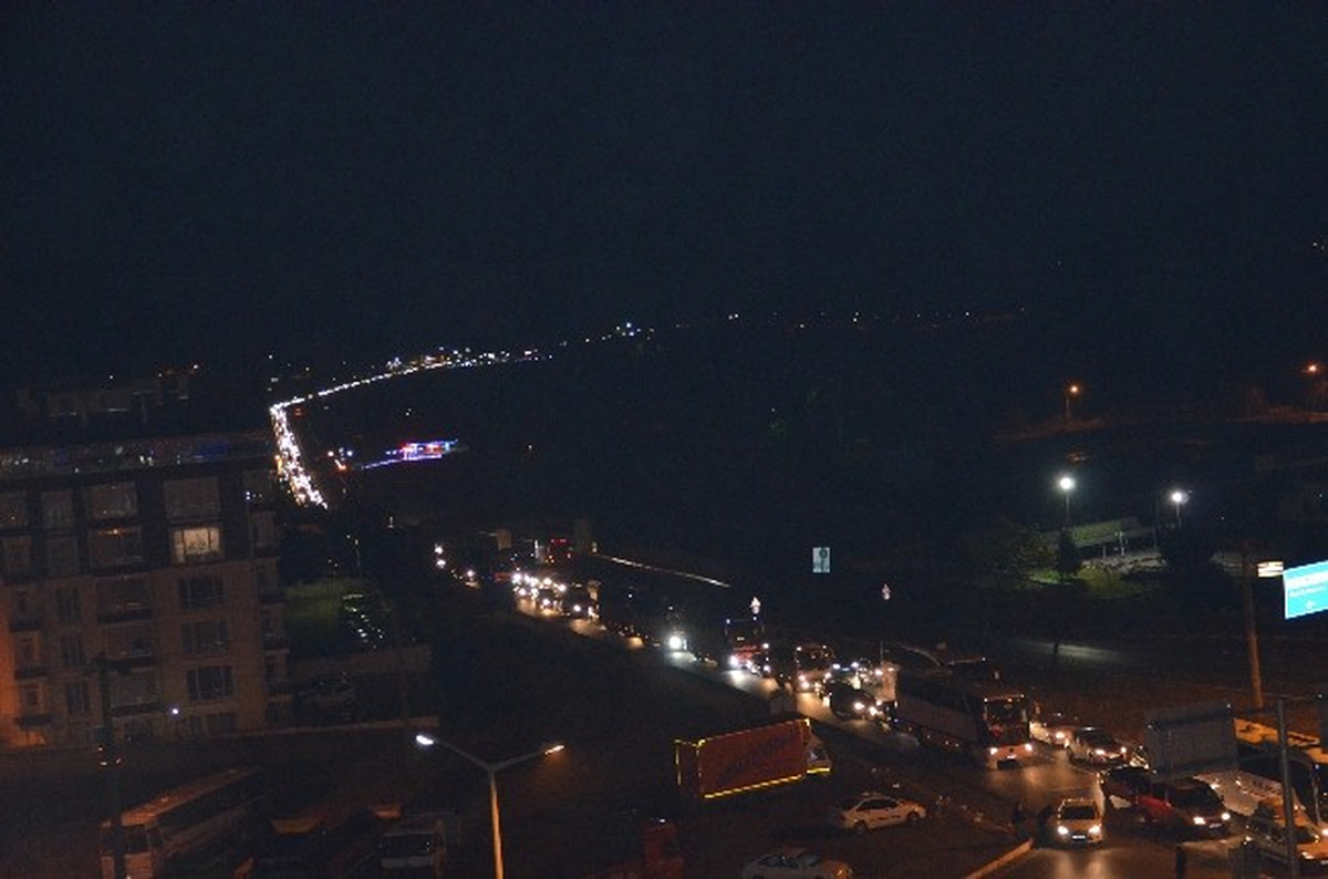 D-100 Karayolunda Bayram Dönüşü Trafik Çilesi