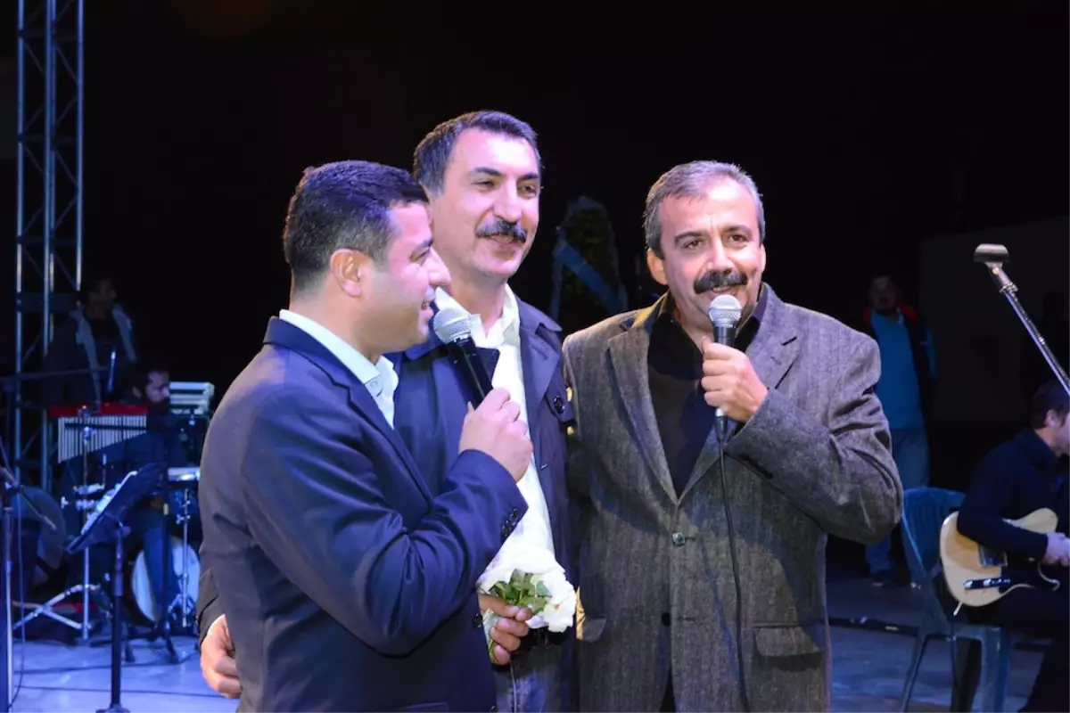 Demirtaş ve Sırrı Süreyya, Dersim Türküsü Okudu