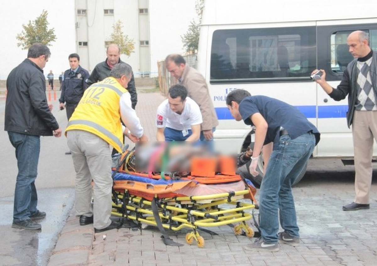Emniyet Önünde Üzerine Benzin Dökerek Kendini Yaktı