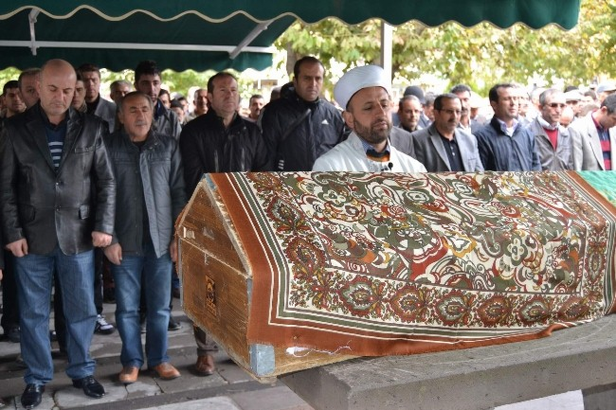 Gazeteci Saim Yıldız\'ın Annesi Toprağa Verildi