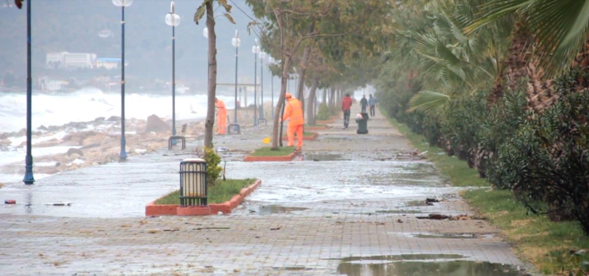 Karadeniz'deki Fırtına Dev Dalgalar Oluşturdu