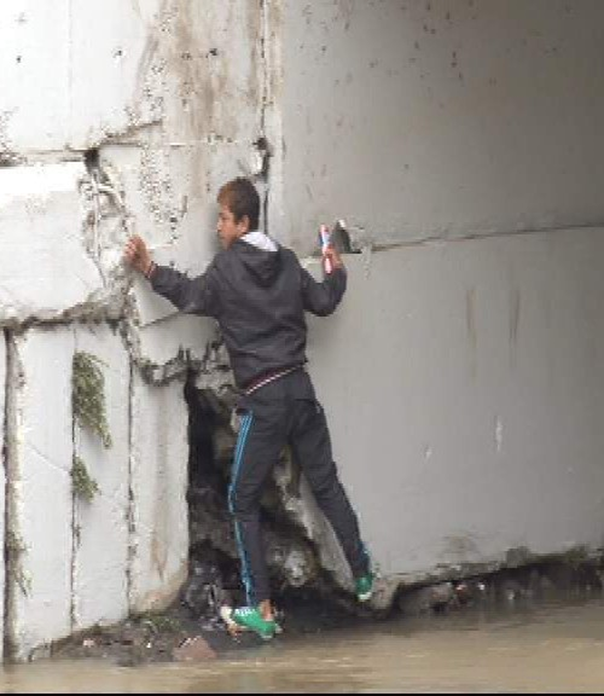 Kendisini Kurtarmaya Gelen Polise Zor Anlar Yaşattı