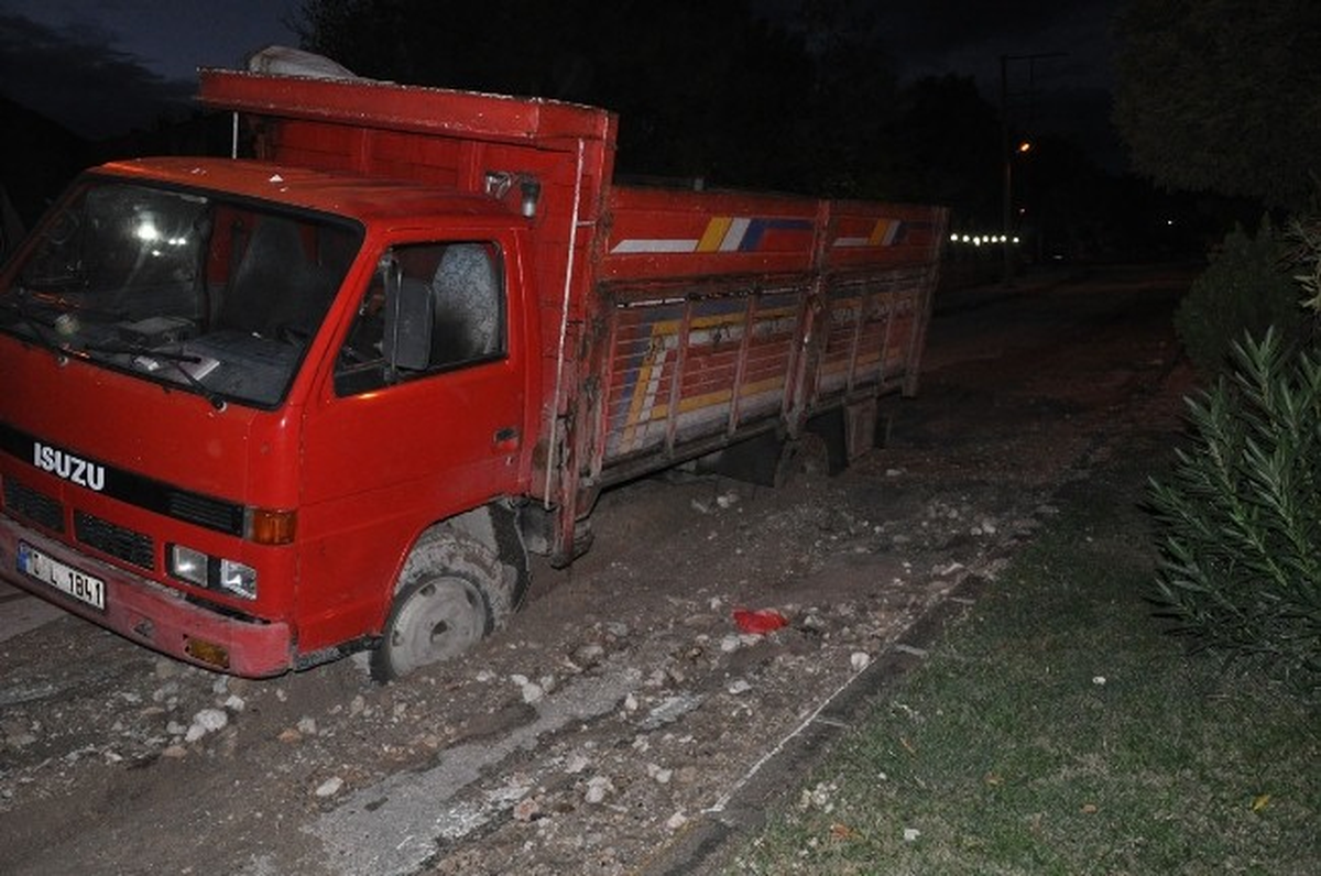 Kırkağaç\'ta Yollar Çöktü Arabalar Yan Yattı