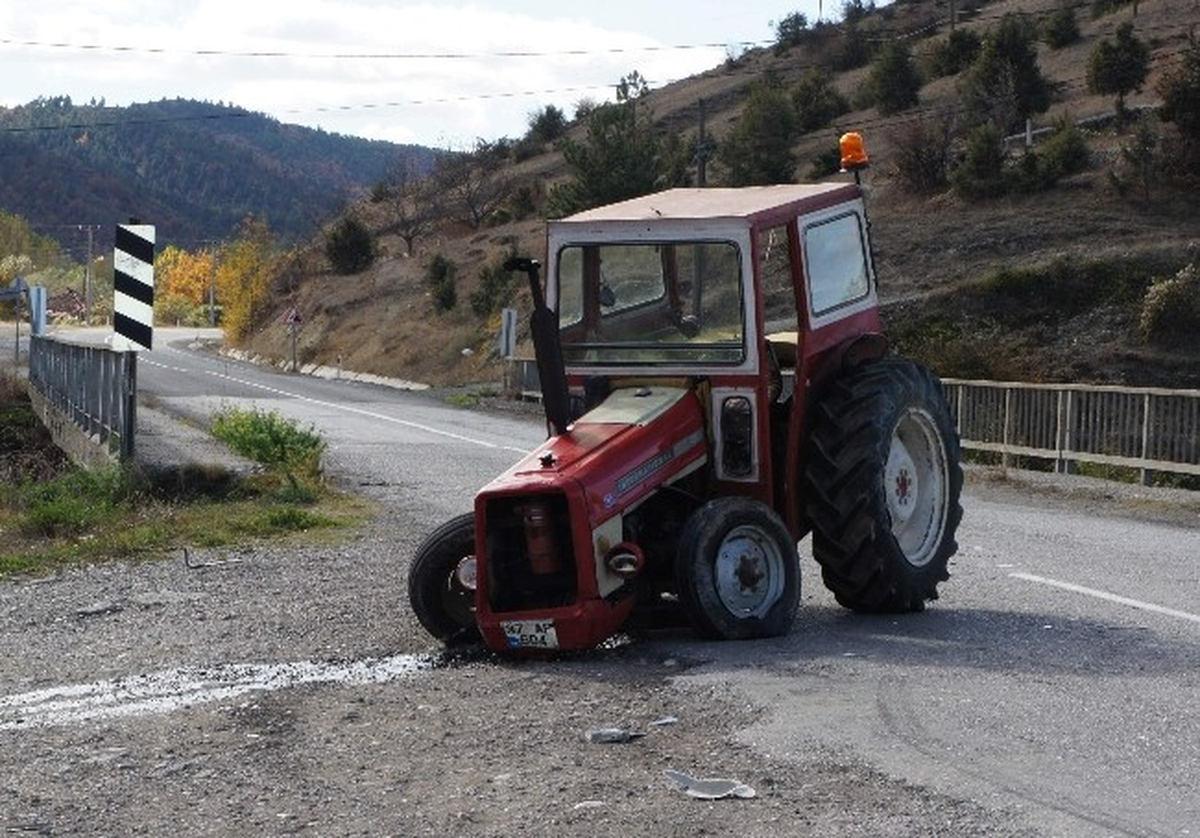Minibüsle Traktör Çarpıştı: 4 Yaralı