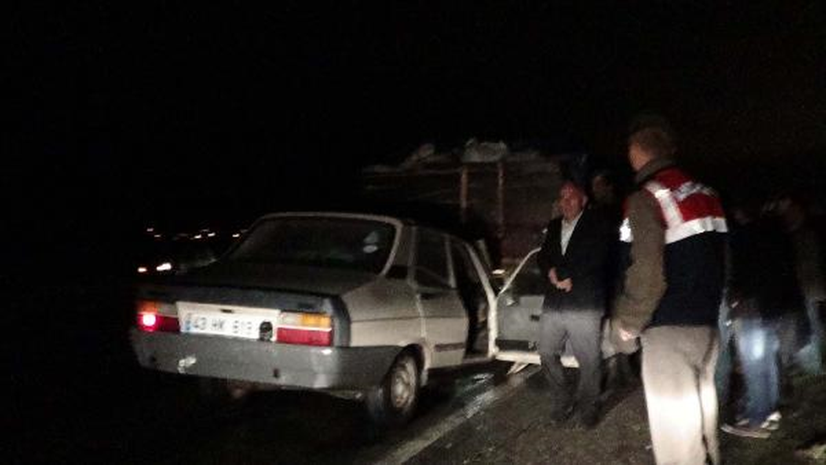 Otomobil, Çartığı Traktör Römorku ile 8 Kilometre Gitti