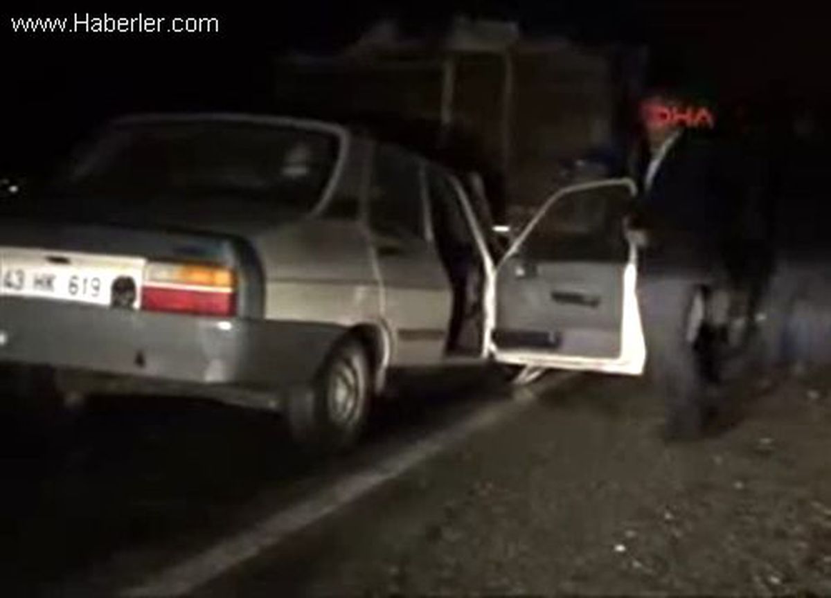Tavşanlı\'da Otomobil, Çarpan Römork ile 8 Kilometre Gitti