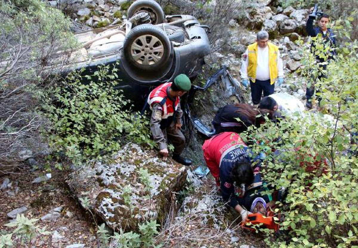 Otomobille 97 Metrelik Uçuruma Yuvarlandı