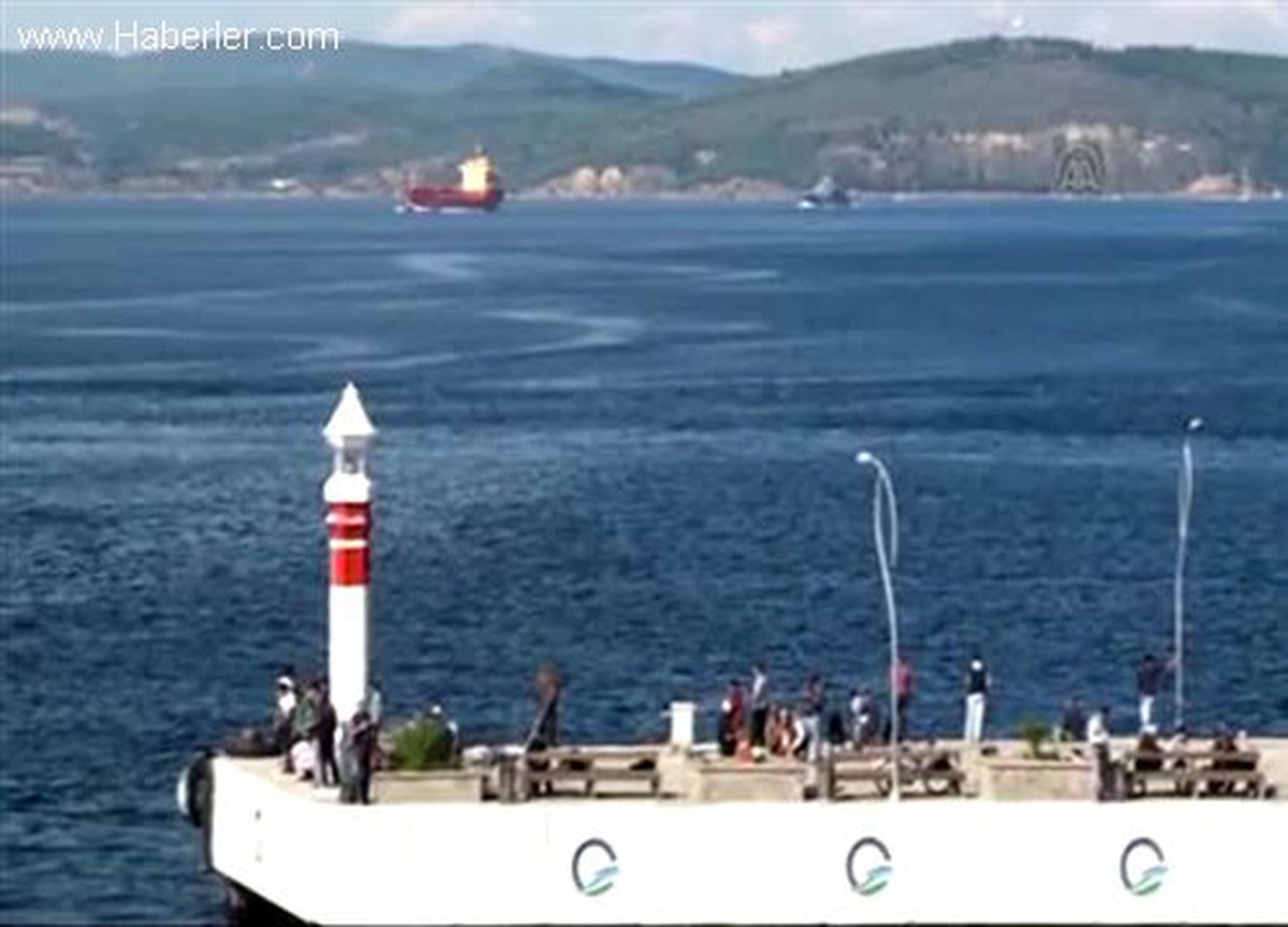 Rus Donanması\'na ait gemi, Çanakkale Boğazı\'ndan geçti
