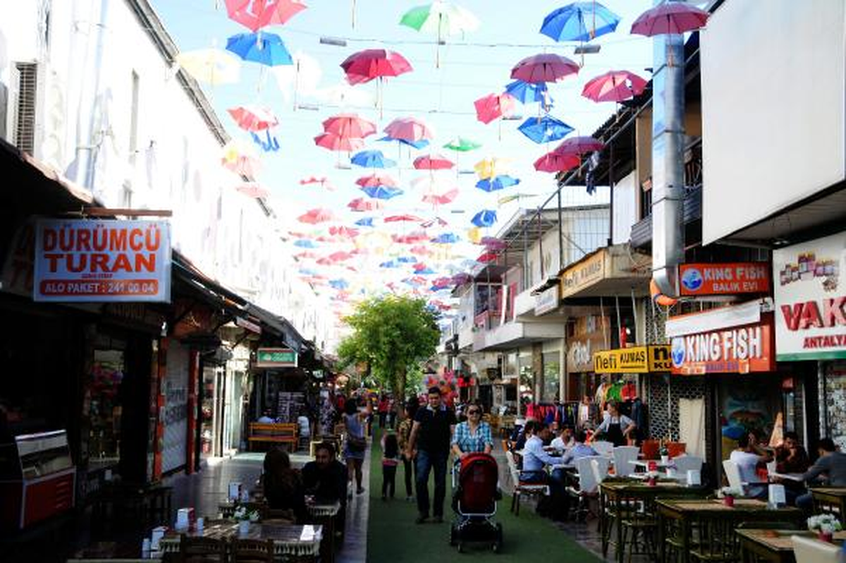 Antalya\'da Şemsiyeli Sokağa Rüzgar ve Yağmur Darbesi