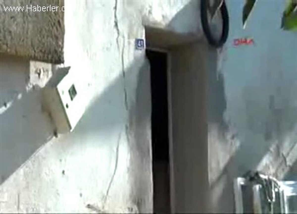 Simav\'da Balkon Çöktü: 12 Yaralı