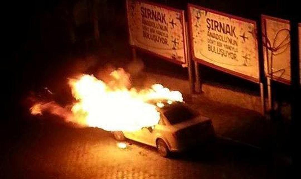Şırnak\'ta Park Halindeki Askeri Aracı Yaktılar