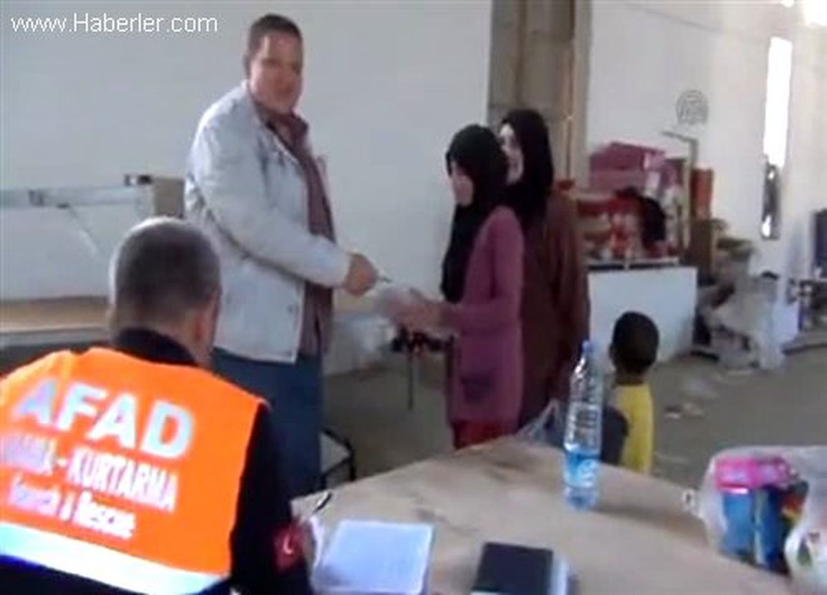 Kzılay Suriyeli Çocuklara Oyuncak Dağıttı