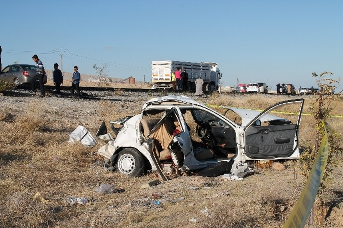 Tır Otomobili Biçti: 5 Ölü