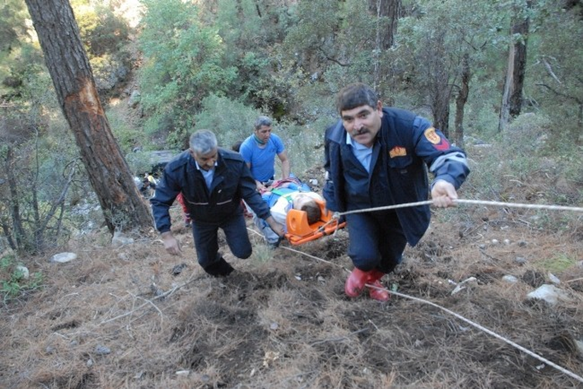 Uçuruma Uçan Otomobilden Sağ Çıktılar