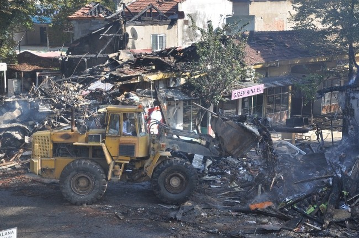 Yangının Zarar Verdiği Tarihi Handa Enkaz Kaldırma Çalışmaları Durduruldu