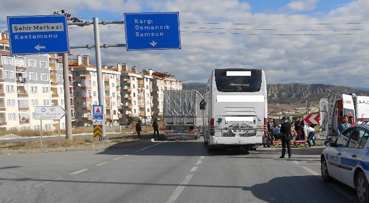 Yaşlı Kadına Otobüs Çarptı