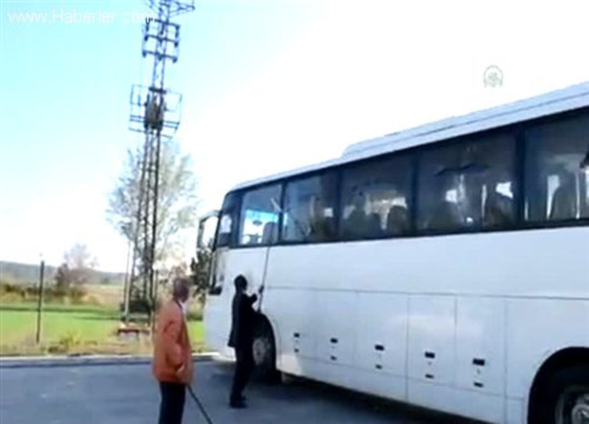 Yolda karşılaşan taraftarlar arasında gerginlik
