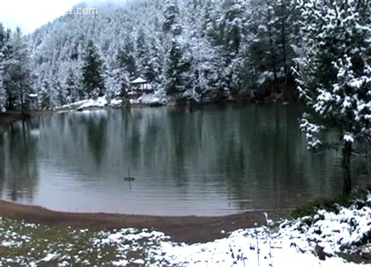 Zigana\'da kar yağışı turizmcileri sevindirdi