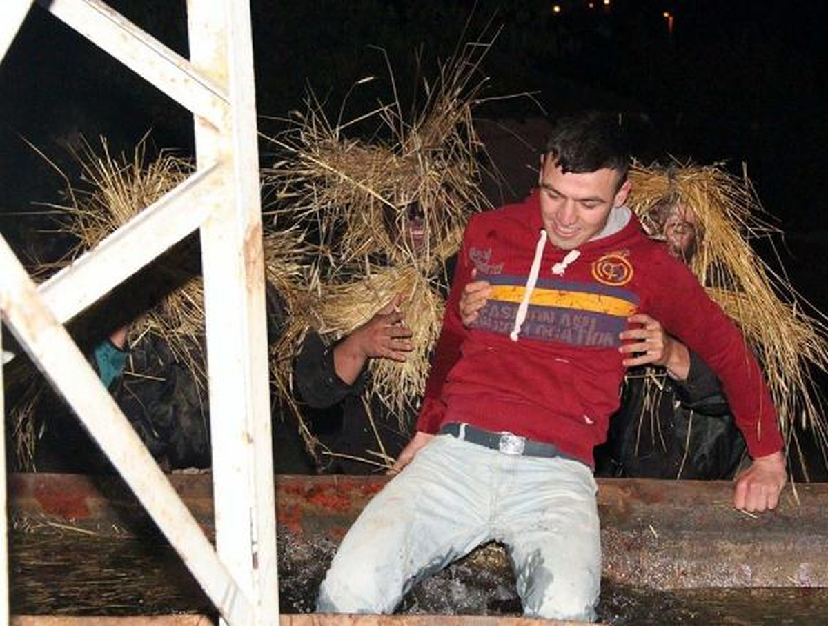 Çanakkale\'de 200 Yıllık Şenlikte Damatlara İşkence