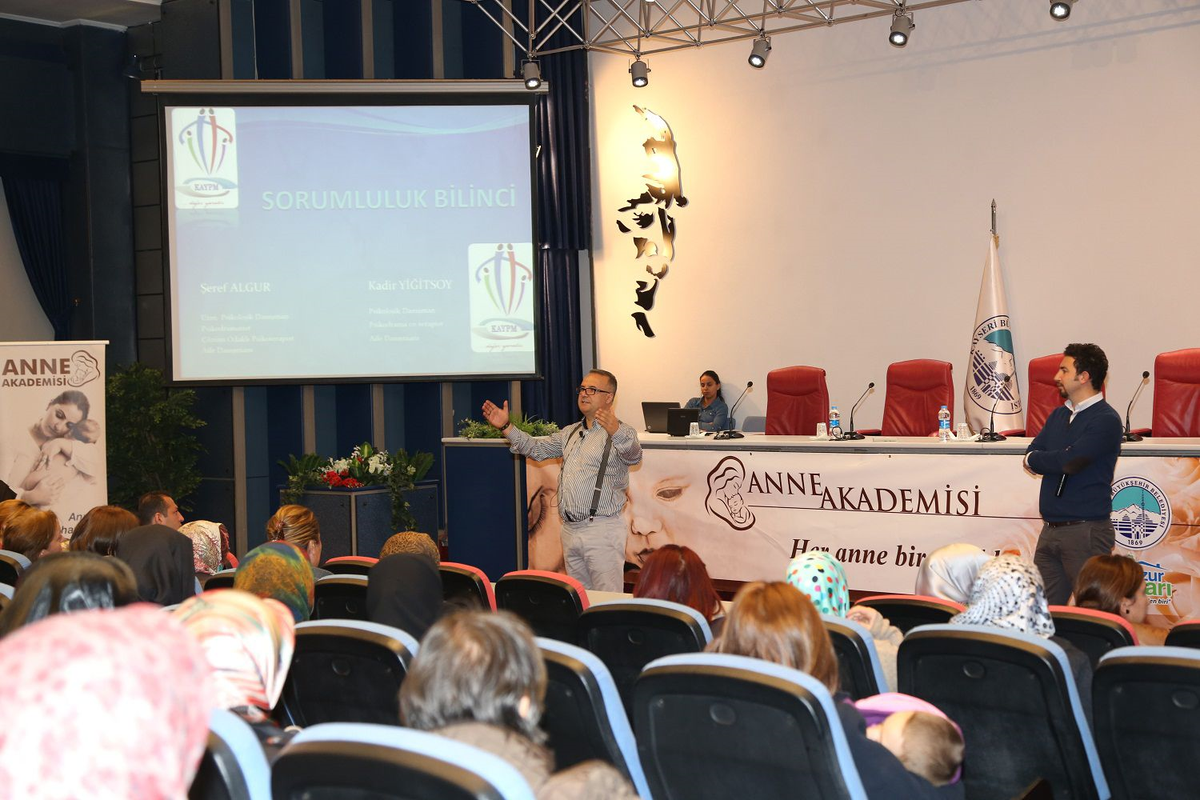 Anne Akademisi\'nde Sorumluluk Eğitimi