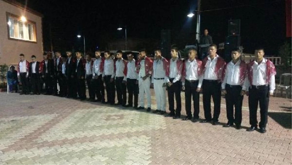 Konya\'da Askere Gidecek Gençler Andımızı Okuyarak Vedalaştı
