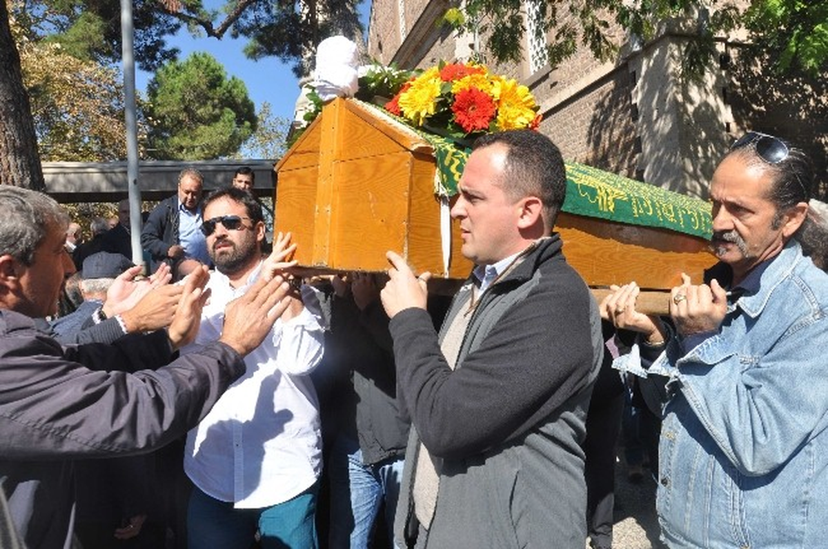 Balıkesir\'in Tanınmış Eczacılarından Erdem Son Yolculuğuna Uğurlandı