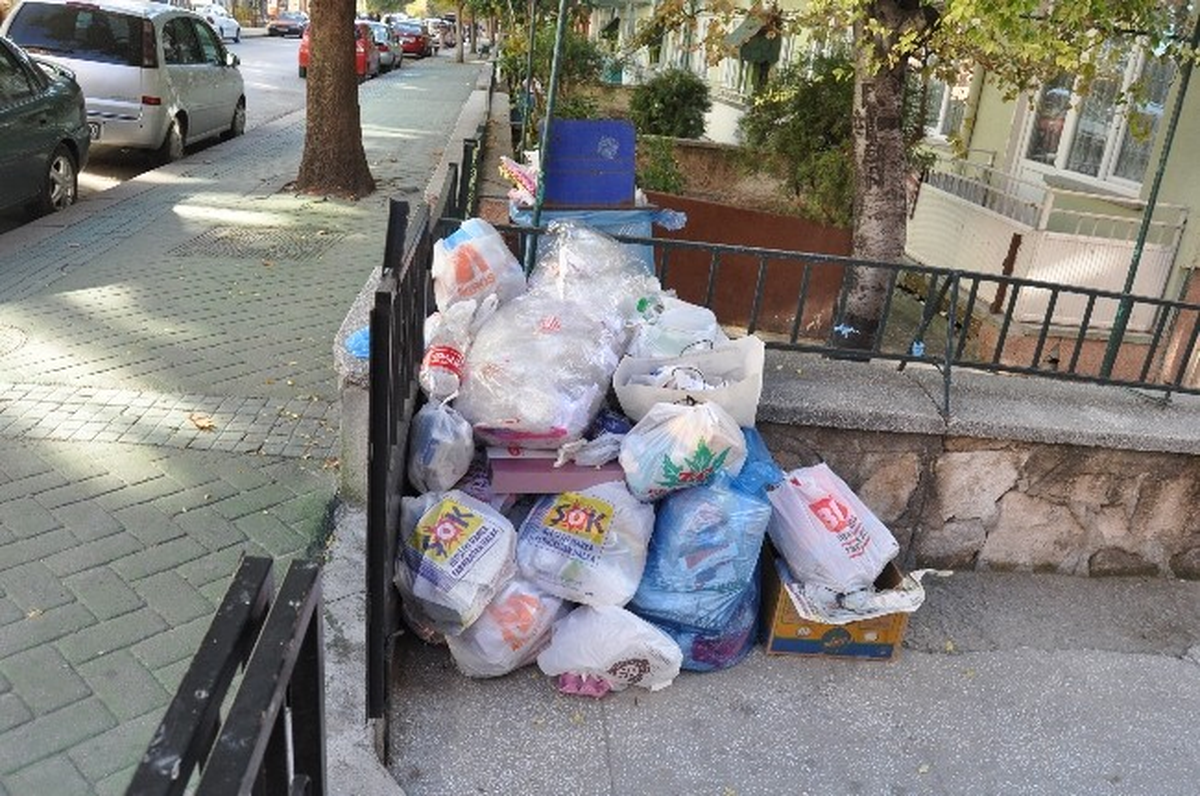 Bayram Çöpleri Kapılarda Kaldı