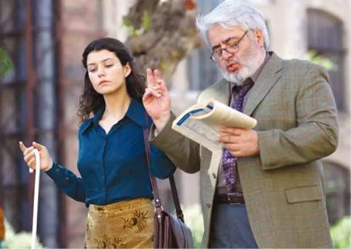 Beren Saat Yeni Rolü İçin Ders Almış