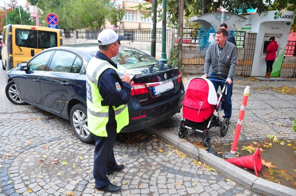 Engelli Yoluna Park Eden Araçlar Zor Anlar Yaşattı