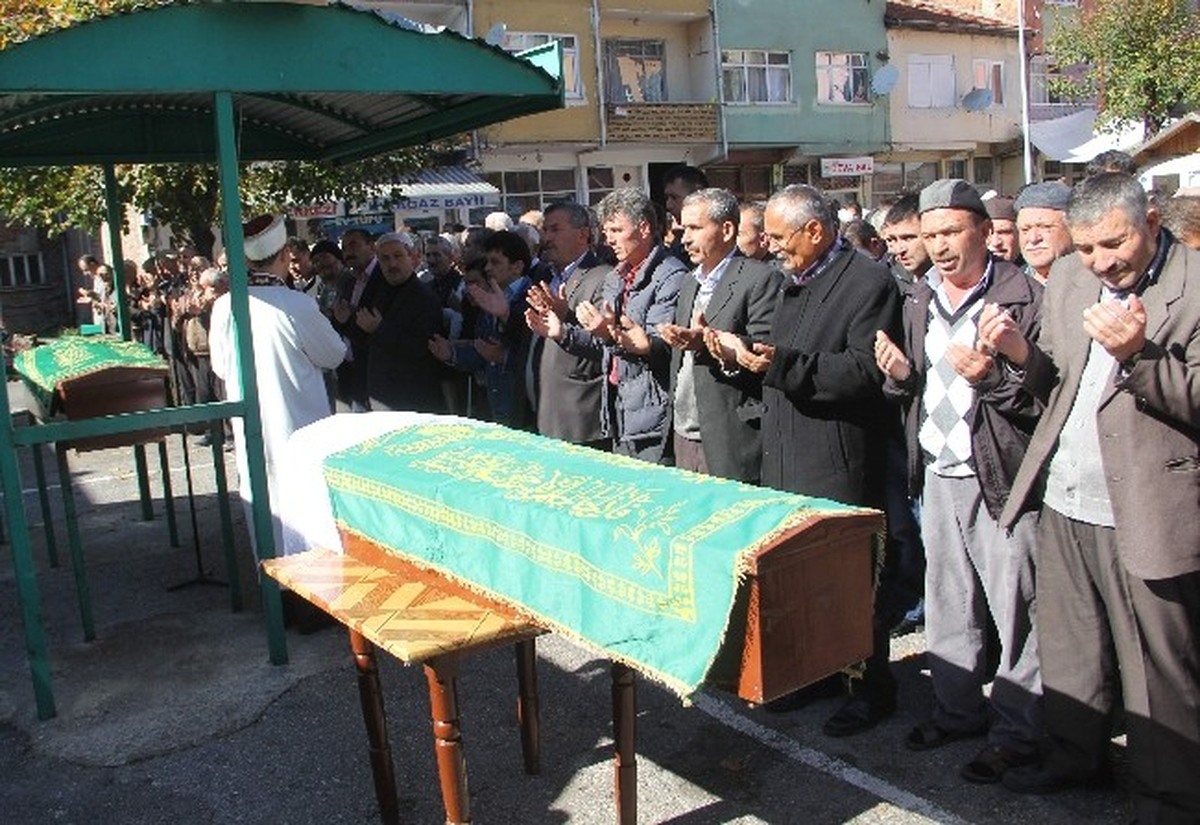 Derede Boğulan Baba ve Kızı Son Yolculuğuna Uğurlandı
