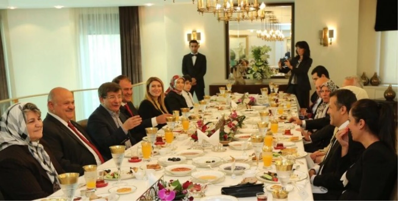 Dışişleri Bakanı Davutoğlu, Pilotlarla Kahvaltı Yaptı