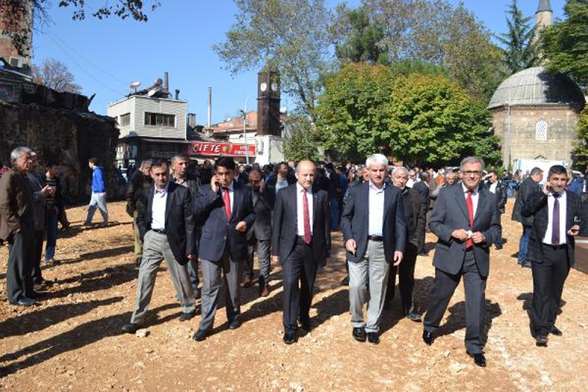 İnegöl\'de 47 İşyerinin Zarar Gördüğü Han Yangını Elektrik Kontağından Çıkmış (2)