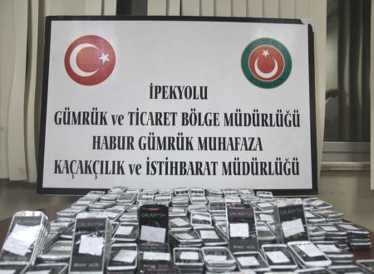 Irak plakalı kamyonda 270 kaçak cep telefonu ele geçirildi