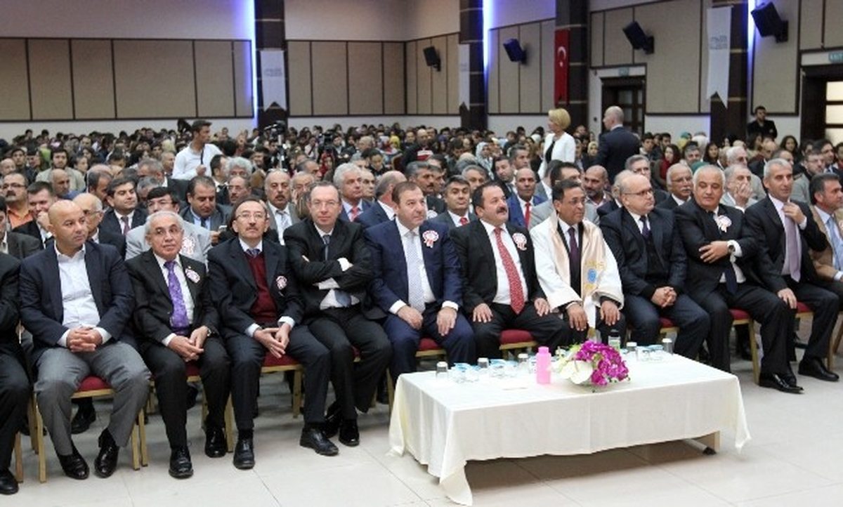 İstanbul Esenyurt Üniversitesi\'nde İlk Dersi Rektör Verdi