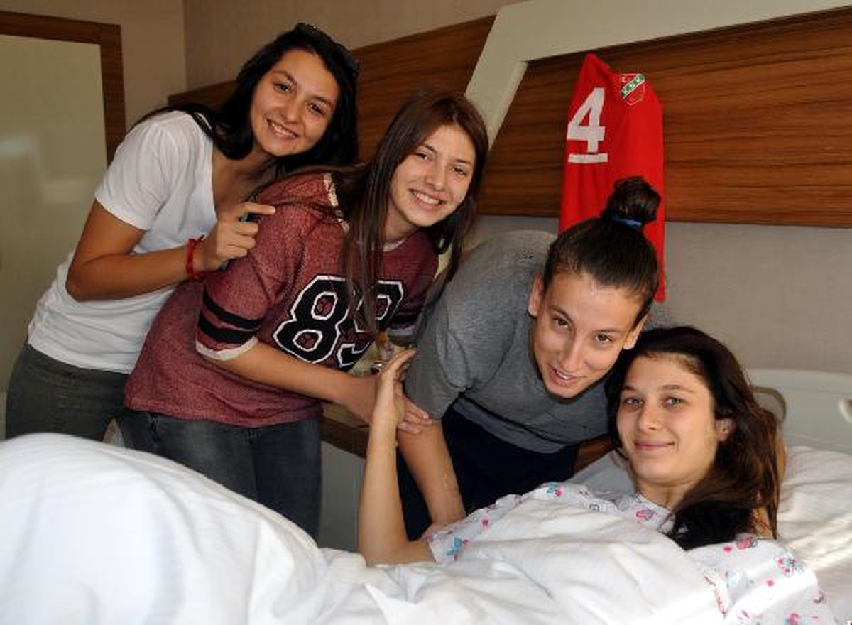 Karşıyaka\'nın İddiası : "Burcu\'nun Bileği Hakem Sandalyesine Basınca Kırıldı"