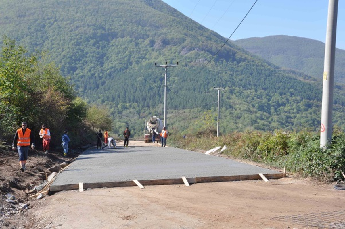 Kartepe Caddesi\'ne Beton Yol Yapıldı