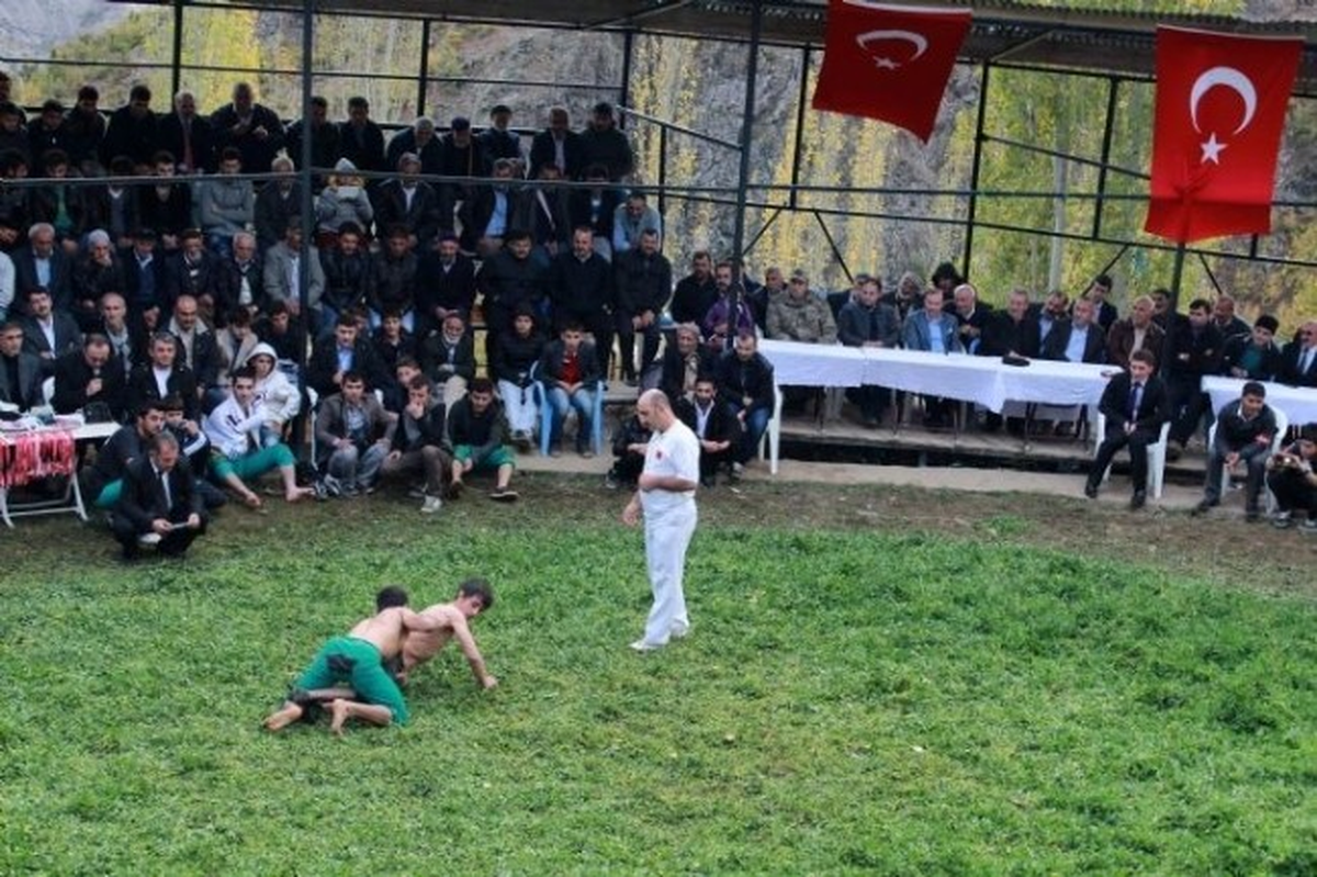 Küçükler, İspir Üzümbağı Köyü Geleneksel Karakucak Güreşlerine Katıldı