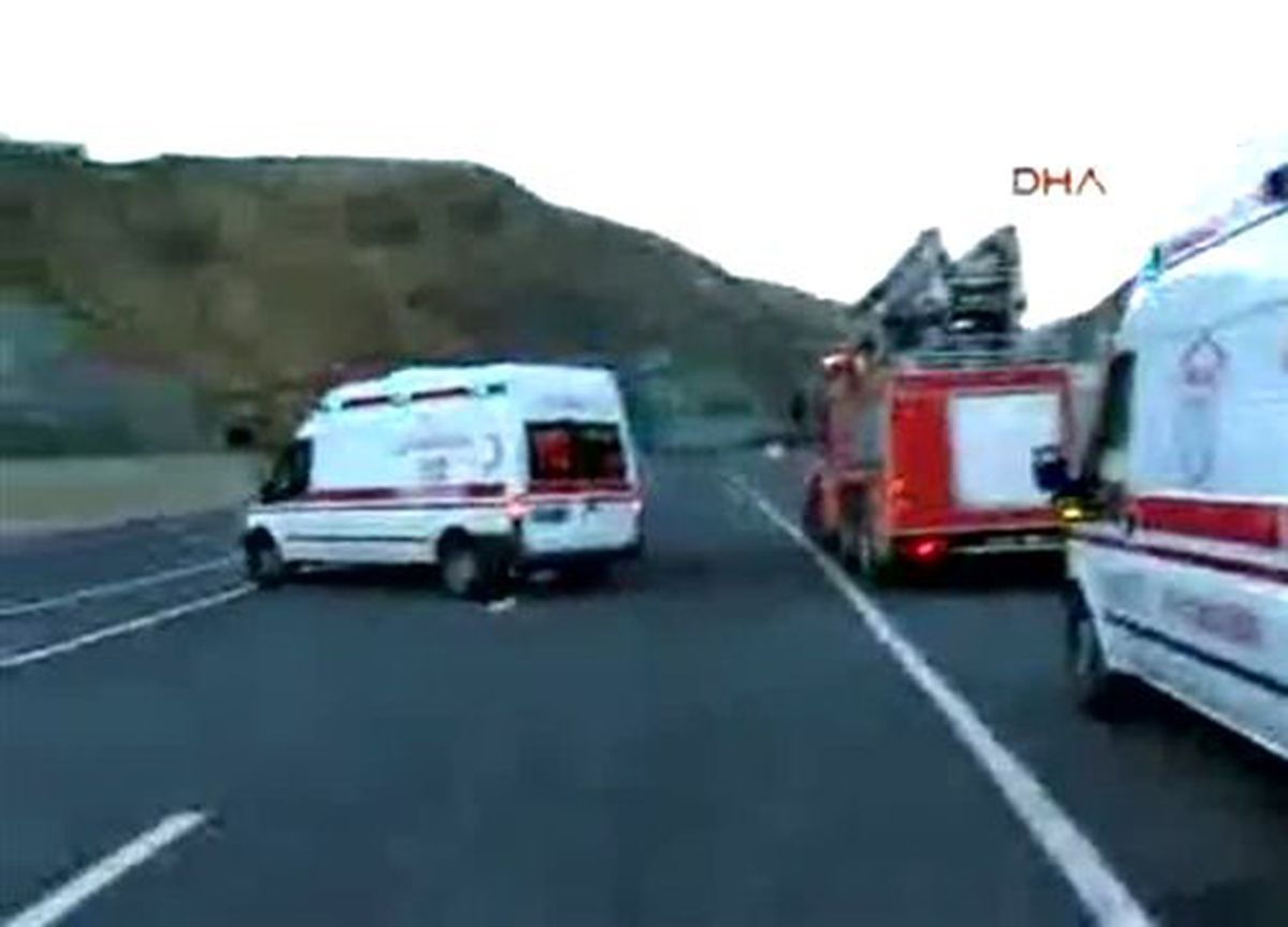 Minibüs Dereye Uçtu: 1 Ölü, 1 Yaralı