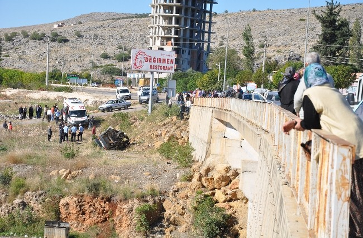 Otomobil Köprüden Uçtu: 1 Yaralı
