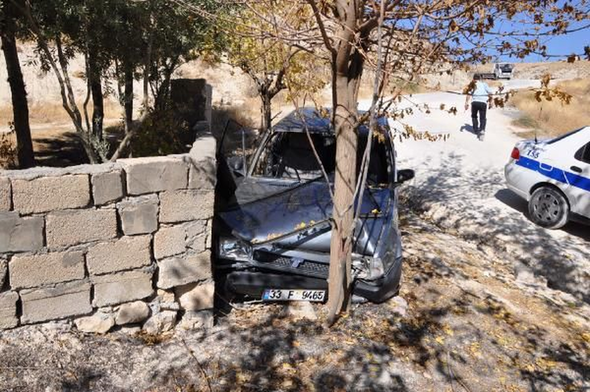 Otomobil Mezarlık Duvarına Çarptı: 1 Yaralı