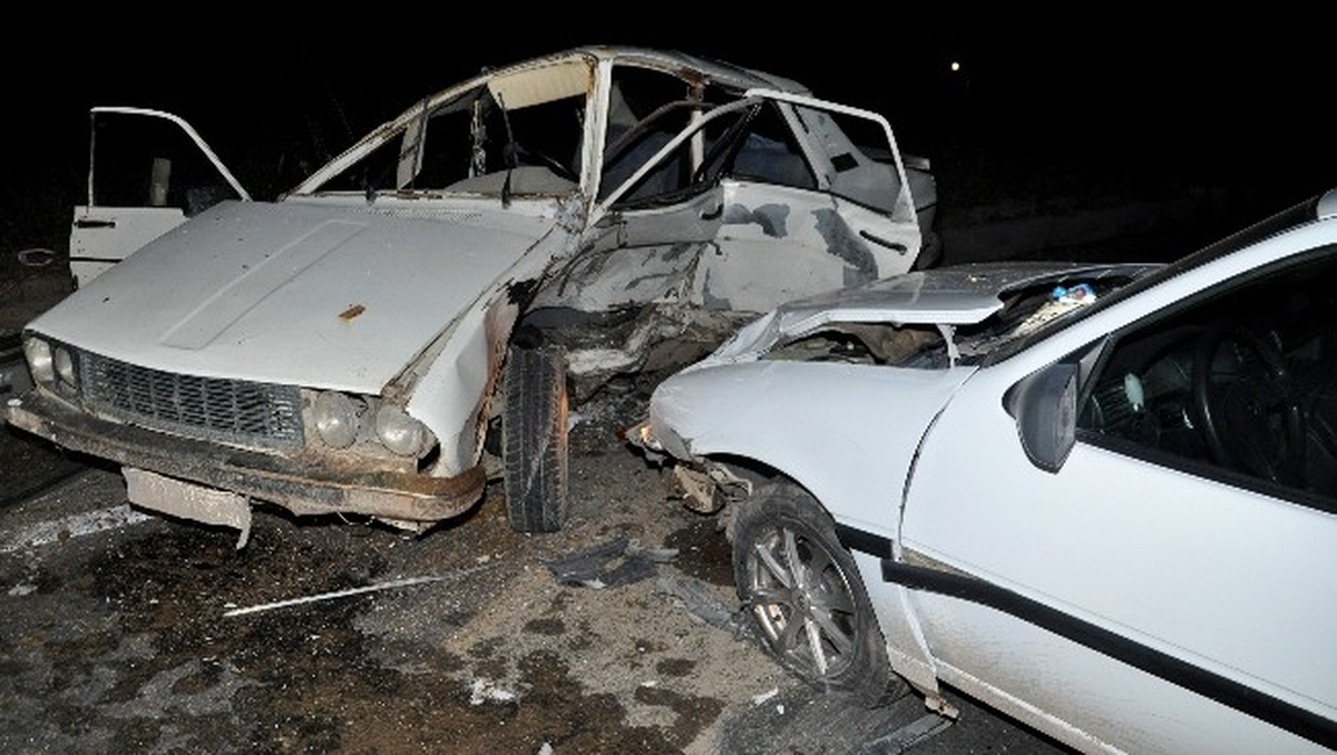 Otomobiller Çarpıştı: 2 Yaralı