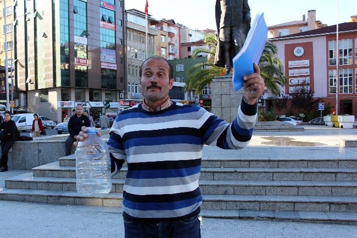 Rize\'de Bir Kişi Benzin Süsü Verilmiş Suyu Üzerine Döküp Kendini Yakmak İstedi